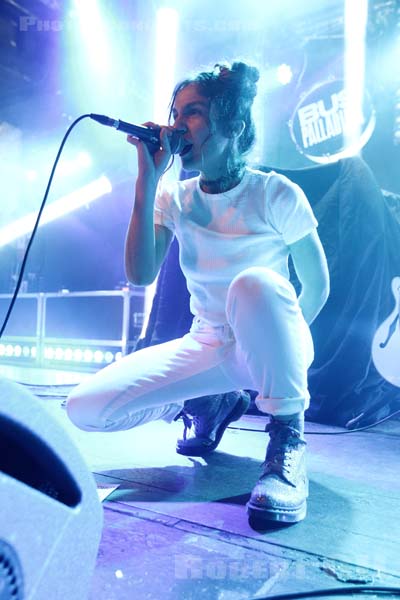 NAYA - 2018-10-17 - PARIS - Bus Palladium - 